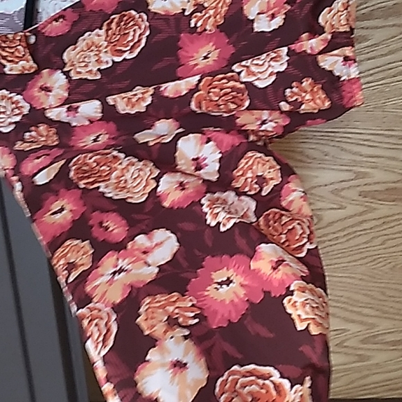 FOREVER 21 CONTEMPORARY FLORAL BLOUSE SZ S - Picture 3 of 12